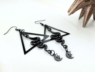 Black Triangle Snake Earrings with Skull Charm – Gothic Grunge Jewelry